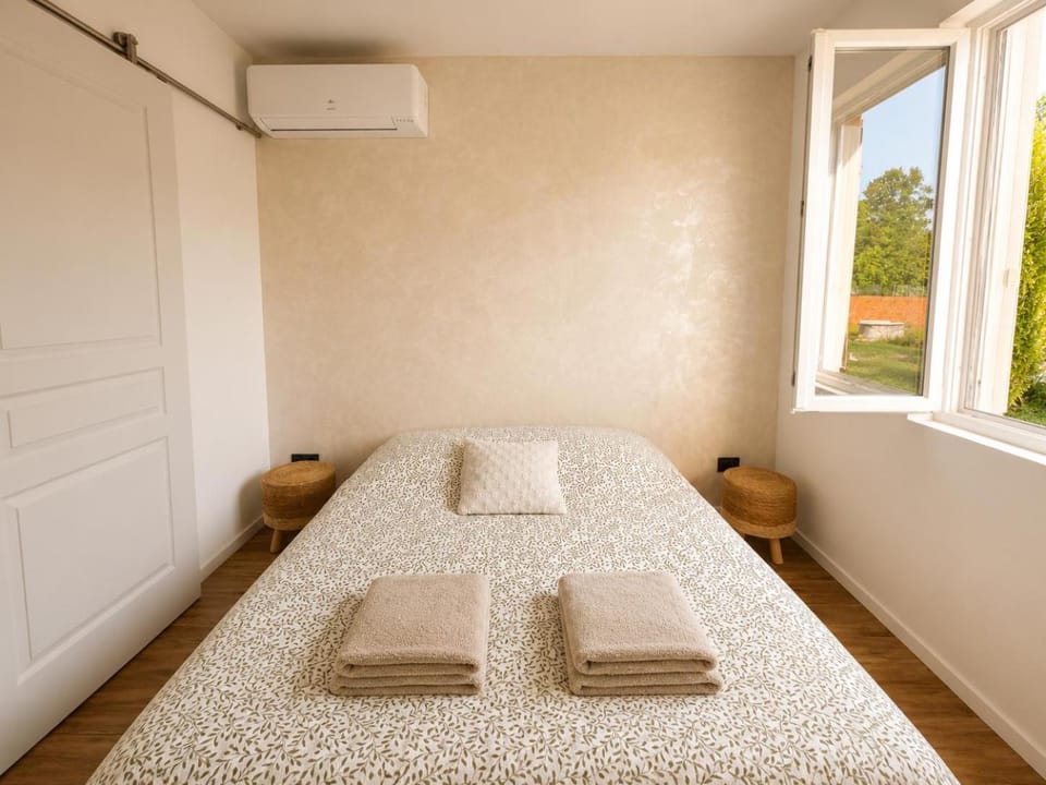 Photo of the whole room, Bedroom, towels, towels, air conditioner, air conditioner
