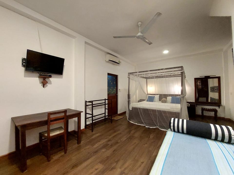 Bed, TV and multimedia, Bedroom