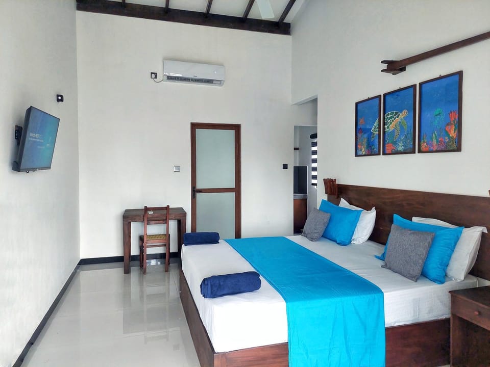 Bed, TV and multimedia, Photo of the whole room, Seating area, Bedroom, air conditioner