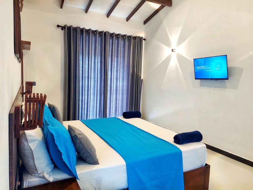 Bed, TV and multimedia, Photo of the whole room, Bedroom