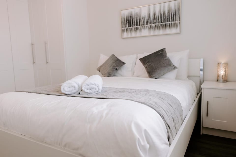 Bed, Bedroom, towels