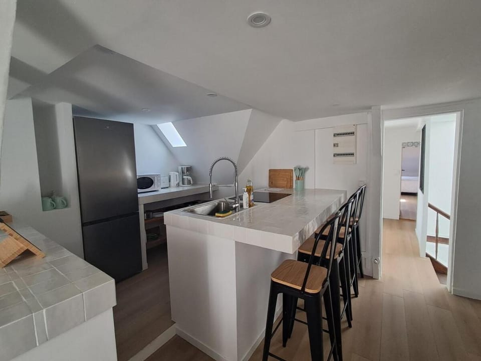 Kitchen or kitchenette, Dining area