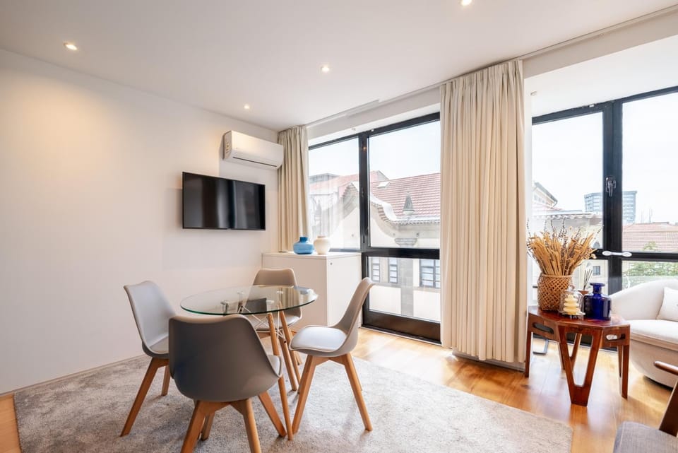 TV and multimedia, Living room, Dining area, air conditioner
