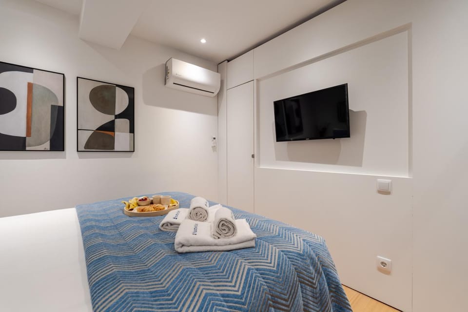 Bed, TV and multimedia, Bedroom, towels, air conditioner