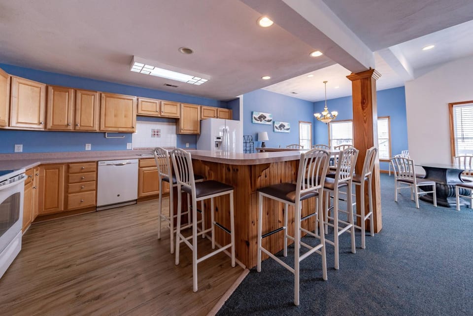 Cloud Nine - KDH MP 7, Semi-Oceanfront, Ocean View, 120 Yds to Beach, Pool, Hot Tub, Pets OK House in Kill Devil Hills