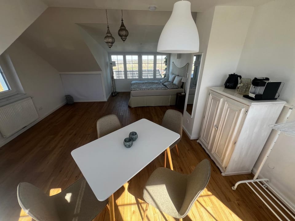 Coffee/tea facilities, Living room, Seating area, Dining area