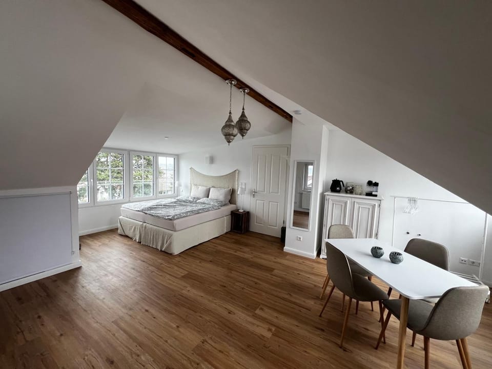 Bed, Living room, Photo of the whole room, Seating area, Dining area, Bedroom