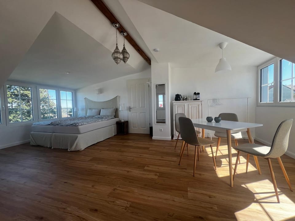 Bed, Living room, Photo of the whole room, Seating area, Dining area, Bedroom