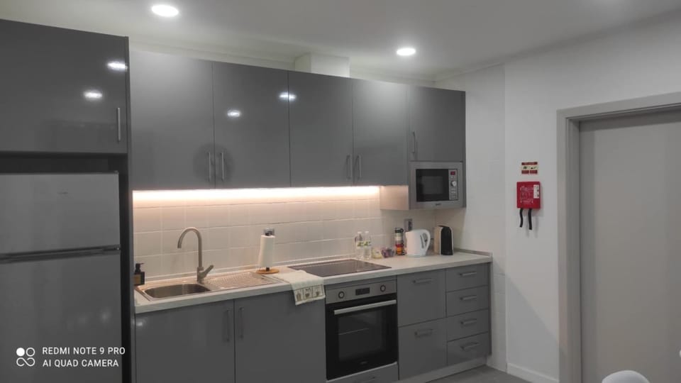 Coffee/tea facilities, Kitchen or kitchenette, oven, stove