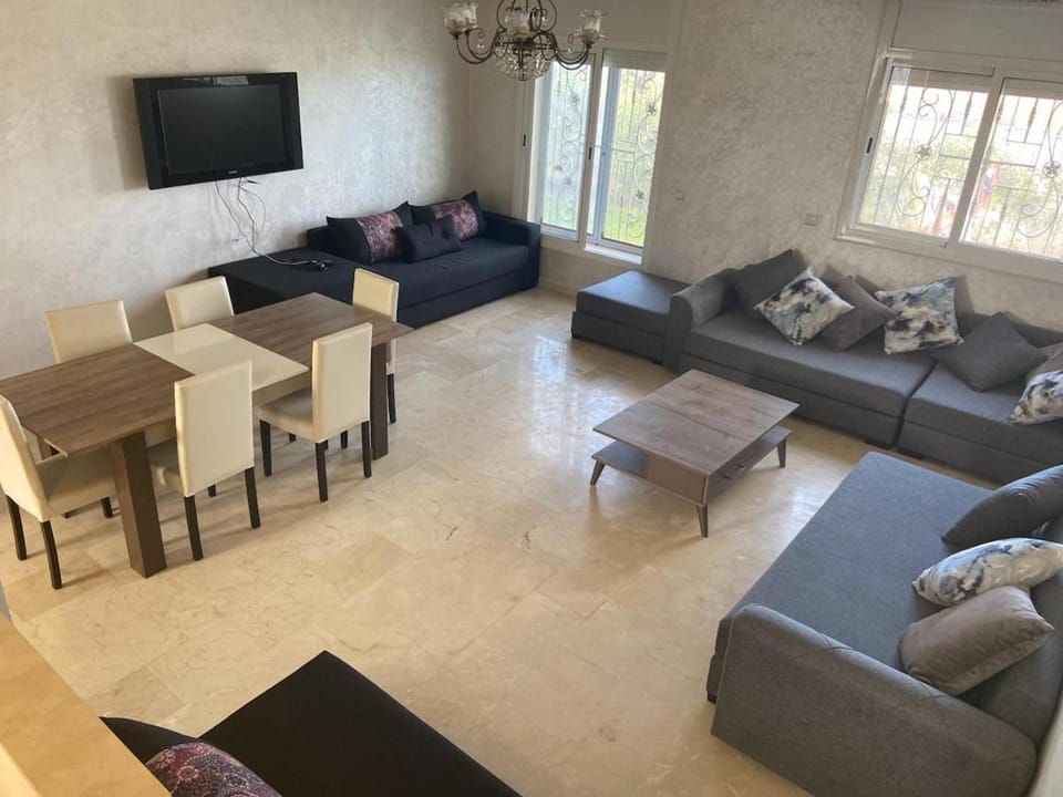 Communal lounge/ TV room, TV and multimedia, Living room, Seating area, Dining area