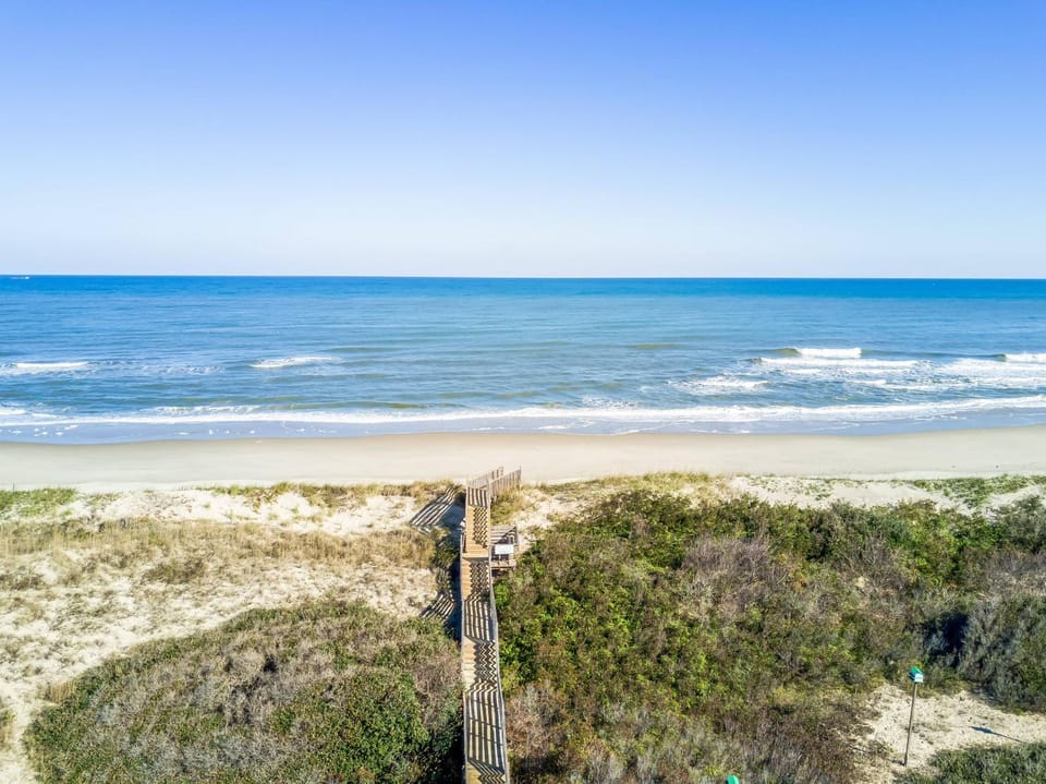 Cool Change - Corolla, Ocean Sands, 30 Yards to Beach, Ocean Views, Pool, Hot Tub, Open All Year House in Corolla