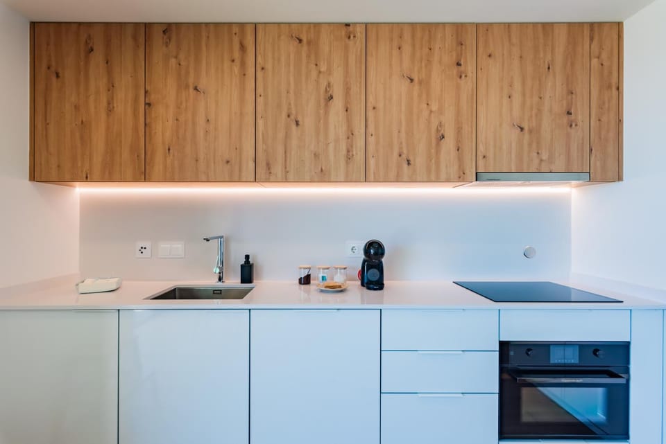 Coffee/tea facilities, Kitchen or kitchenette, oven, stove