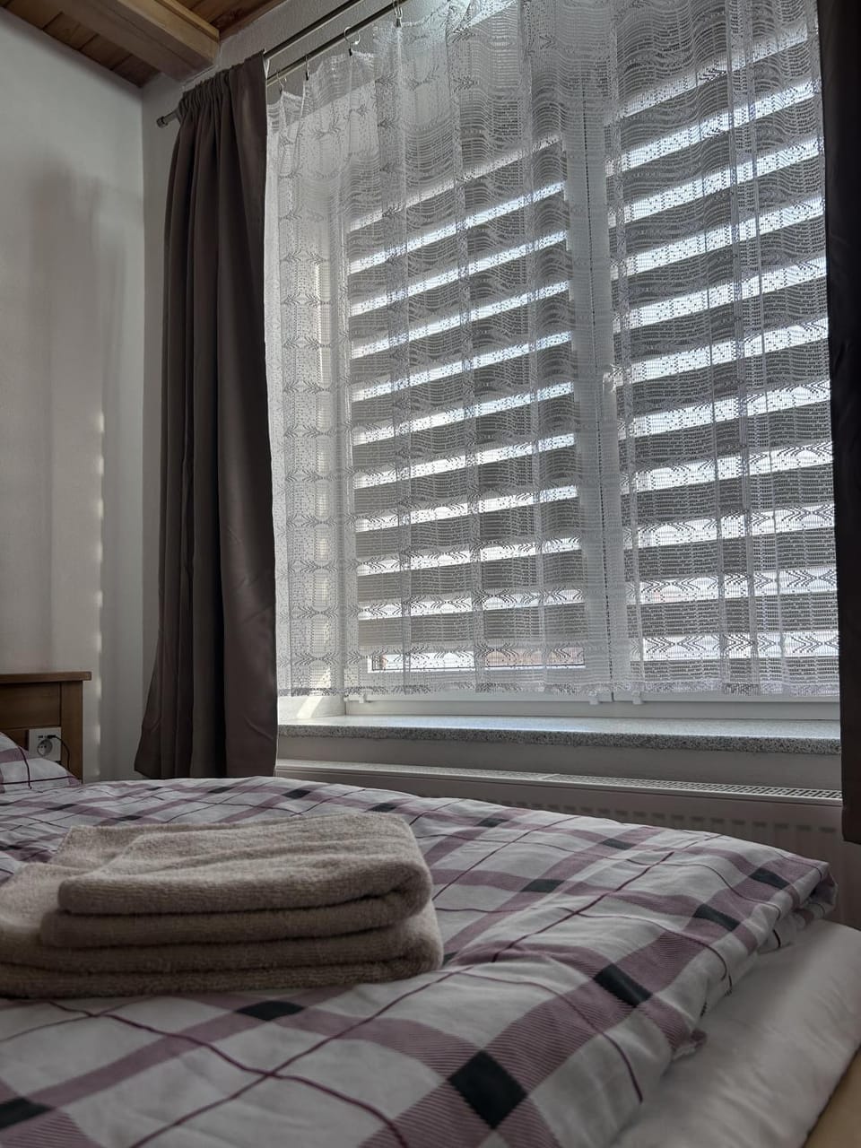 Bed, towels