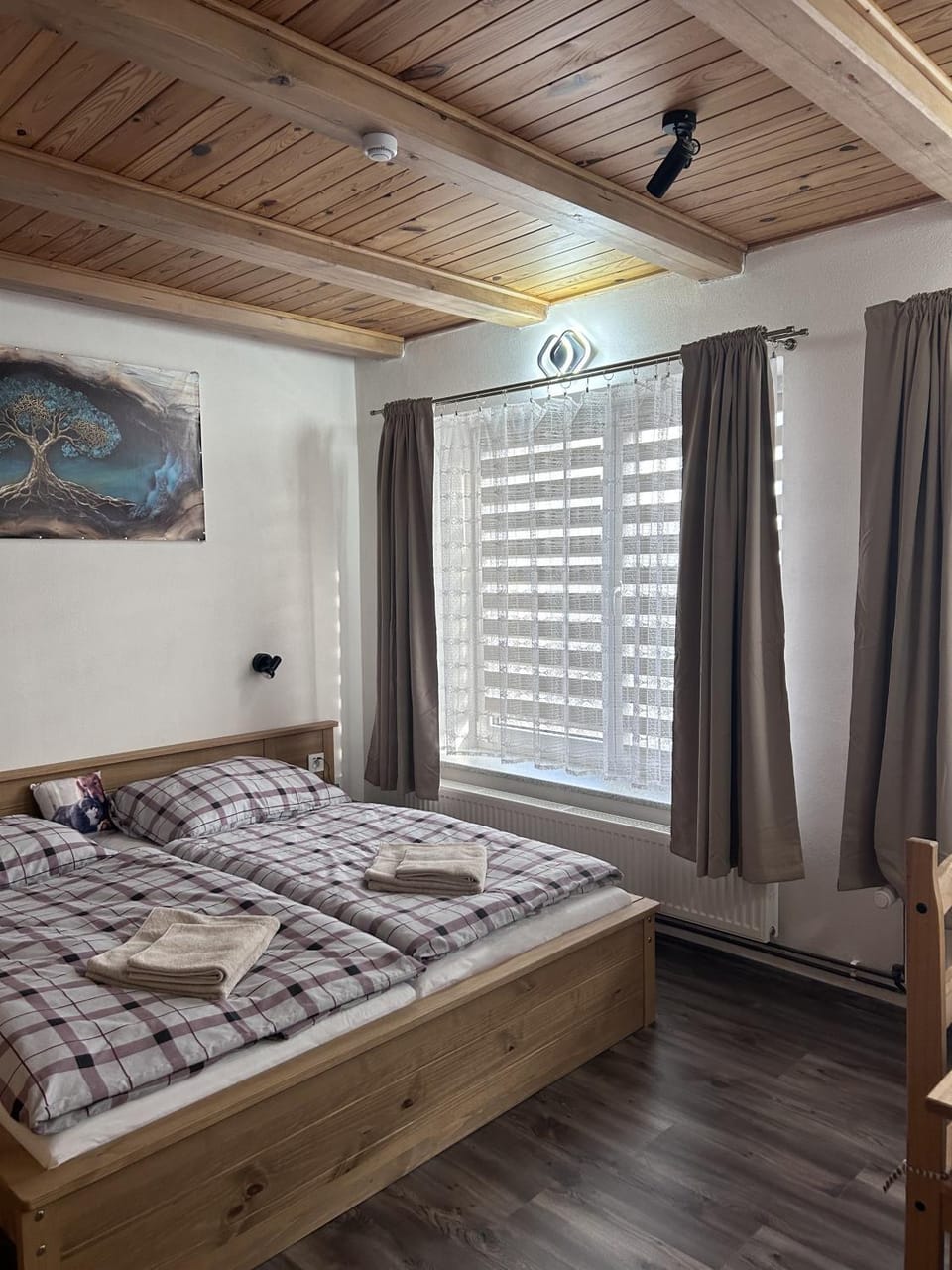 Bed, Photo of the whole room, towels