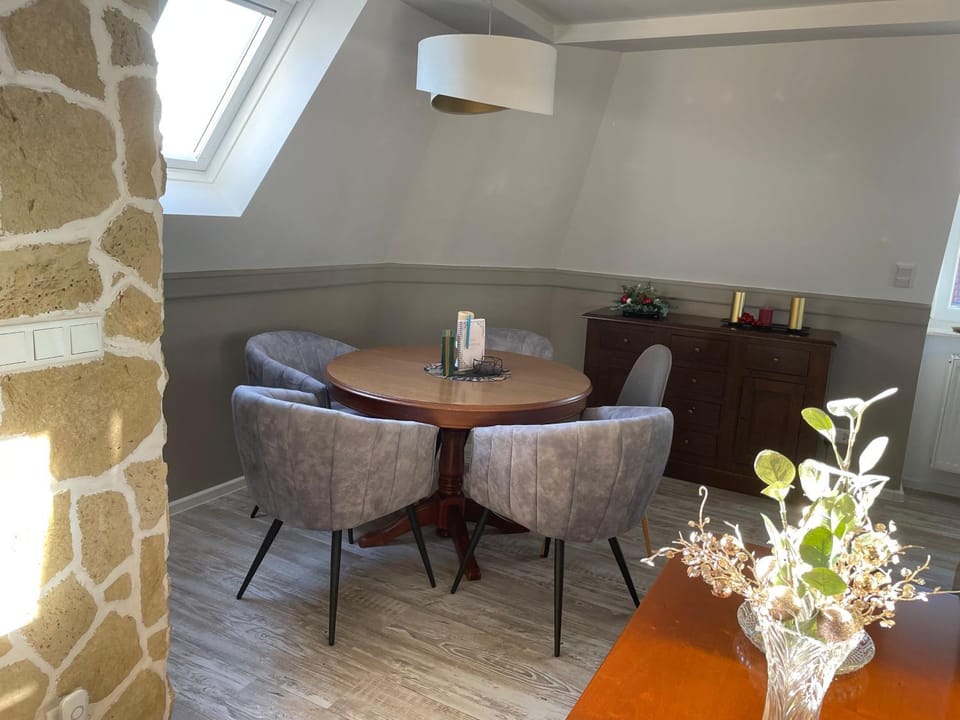 Seating area, Dining area
