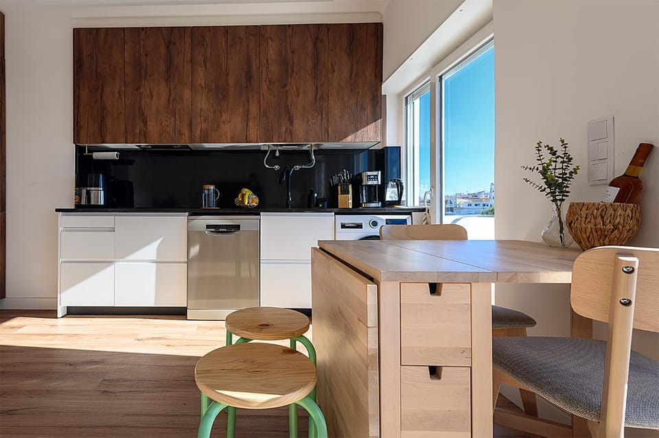 Kitchen or kitchenette, Dining area