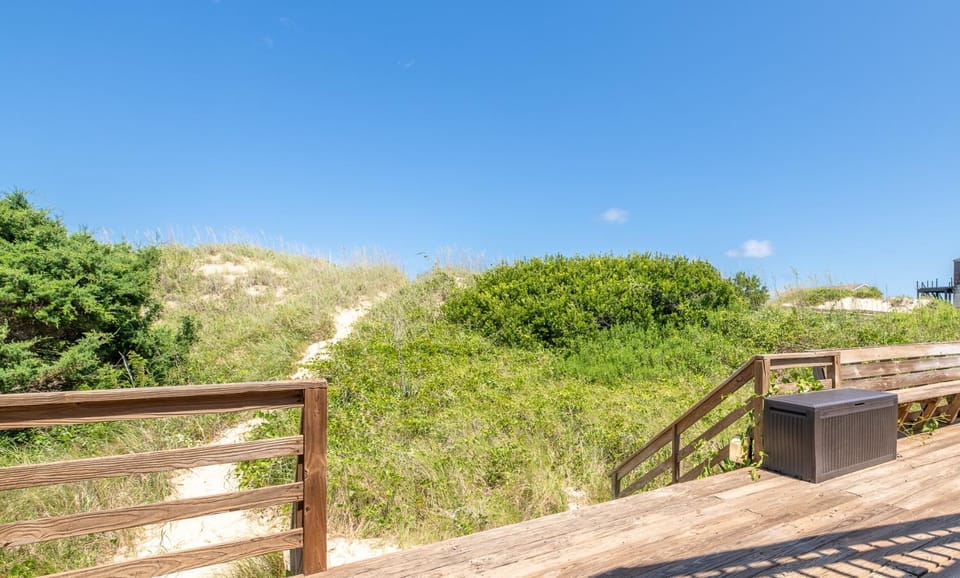 Crow's Nest - SNH MP 19, Oceanfront, Historic Cottage, Pets OK, YR Flex Stays House in Nags Head