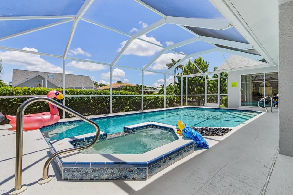 Waterfront Bliss with Heated Pool, Spa & Private Dock Adventures - The Coral Dockhouse House in Cape Coral
