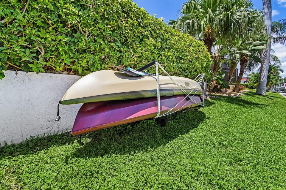 Waterfront Bliss with Heated Pool, Spa & Private Dock Adventures - The Coral Dockhouse House in Cape Coral