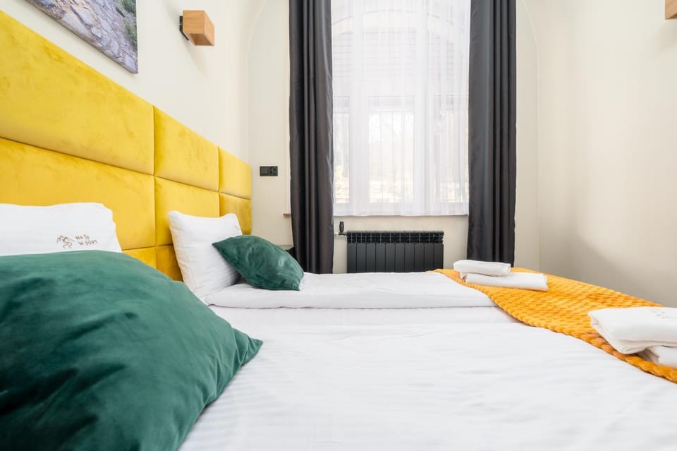 Bed, Bedroom, towels