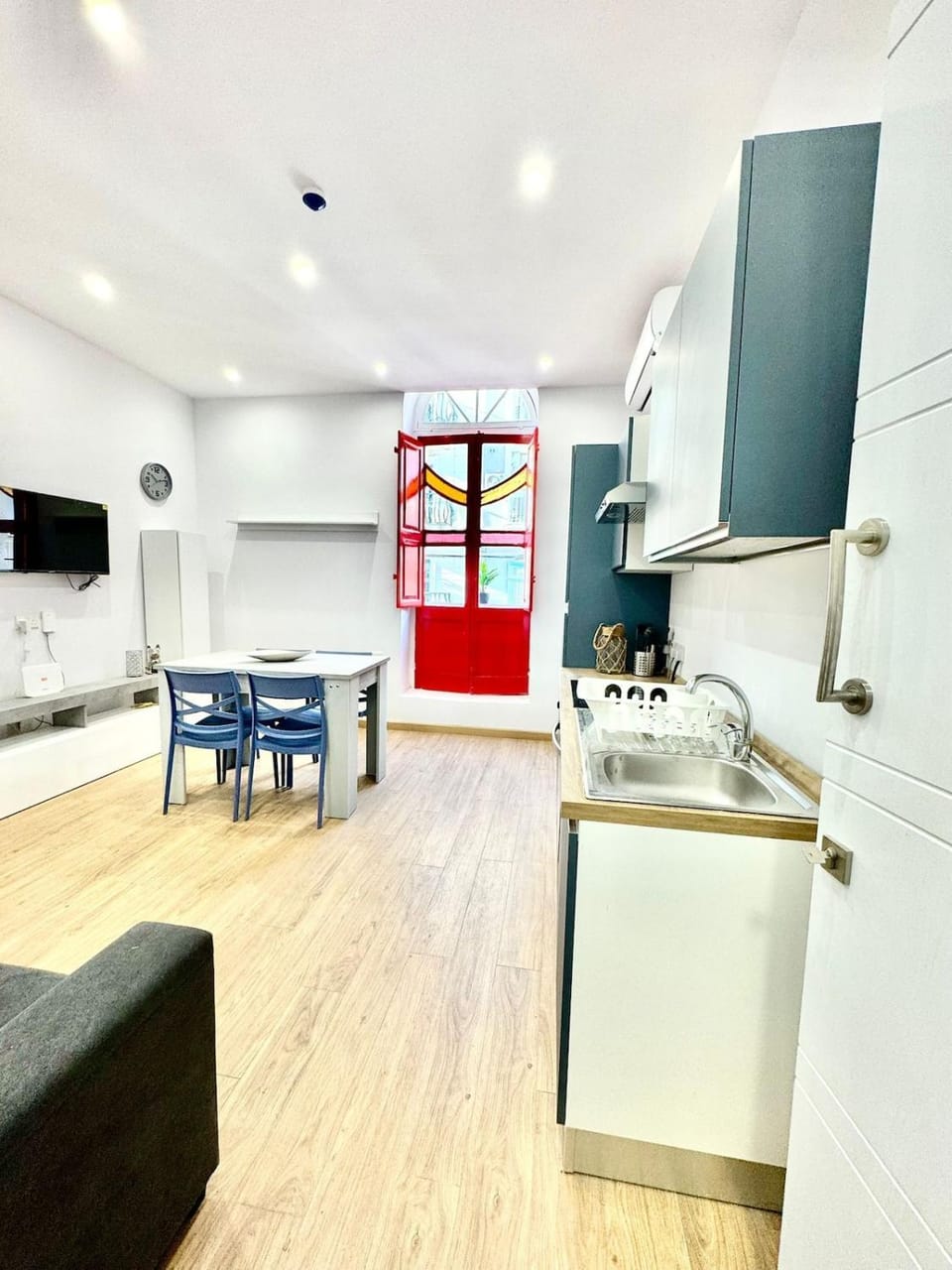 TV and multimedia, Kitchen or kitchenette, Living room, Seating area, Dining area, oven, stove