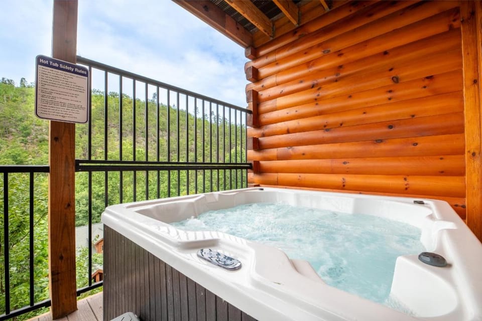 Autumn Bear By Avada Properties House in Pigeon Forge