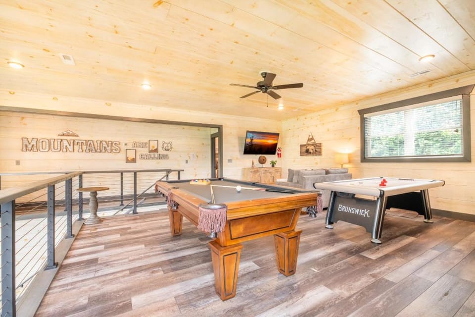 Autumn Bear By Avada Properties House in Pigeon Forge