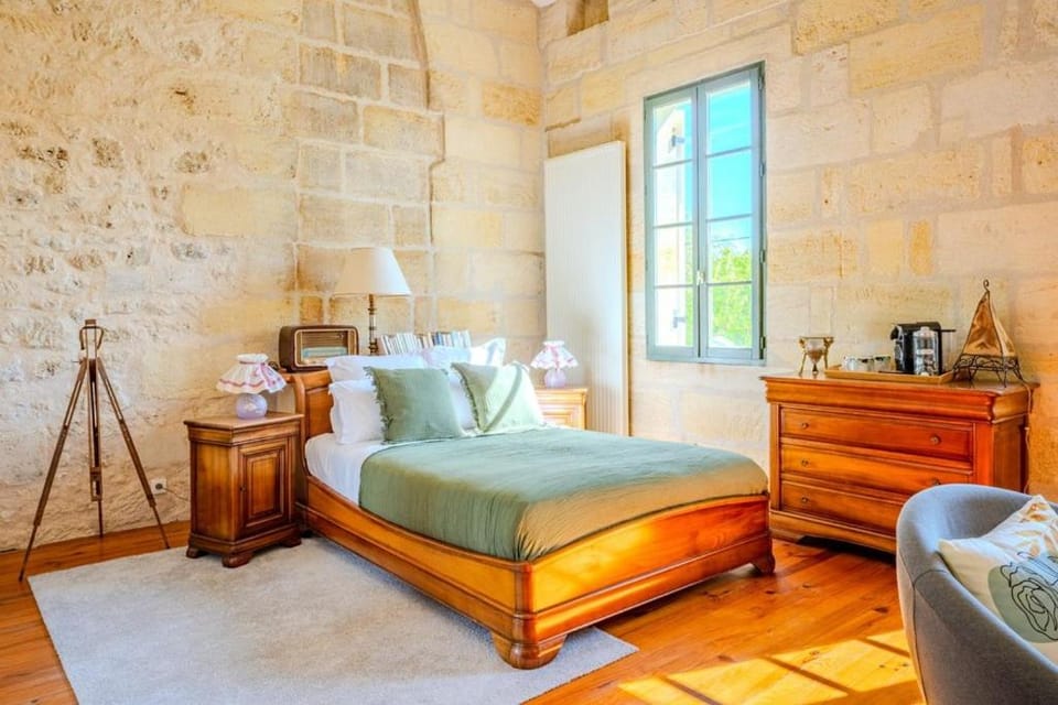 Au puits ancien Maison en pierre avec piscine proche Bordeaux House in Nouvelle-Aquitaine