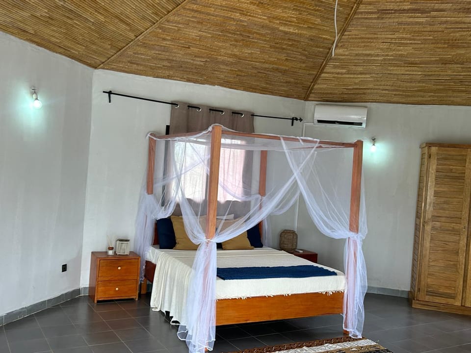 Bed, Photo of the whole room, Bedroom, air conditioner