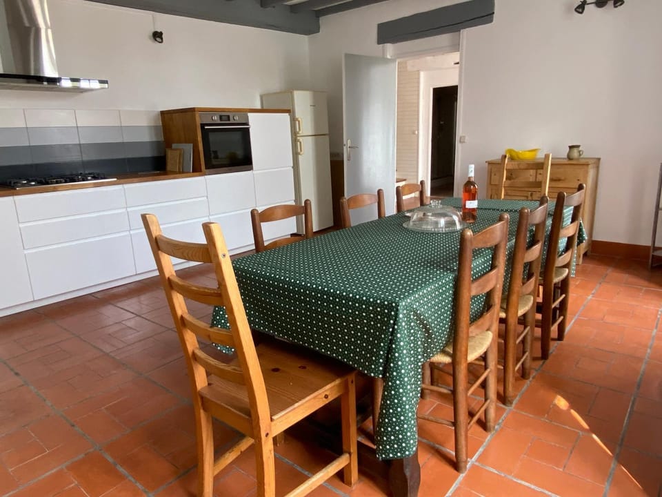 Kitchen or kitchenette, Dining area, oven, stove