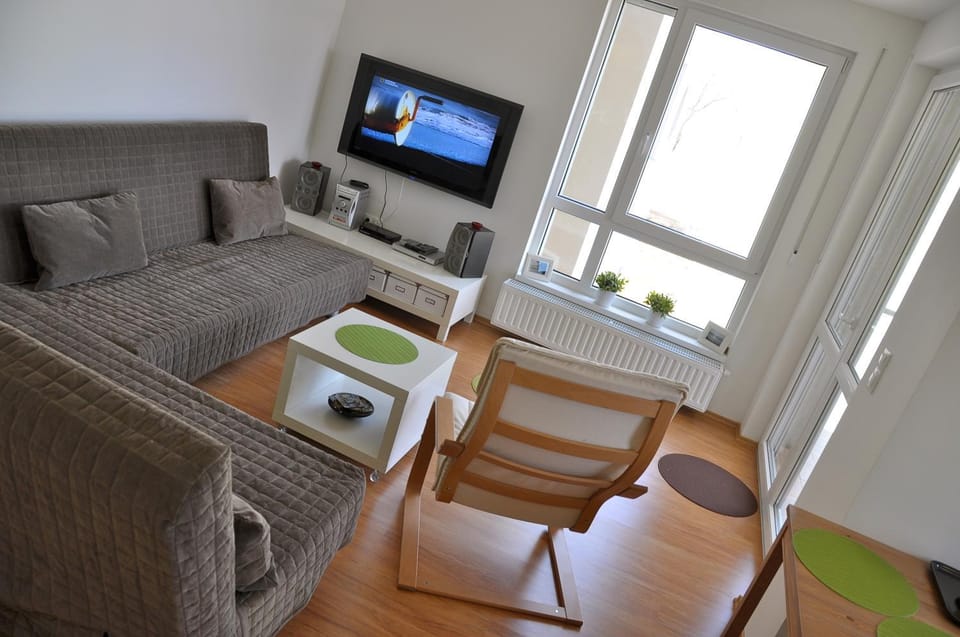 Bed, TV and multimedia, Living room, Decorative detail, Garden view, Lake view