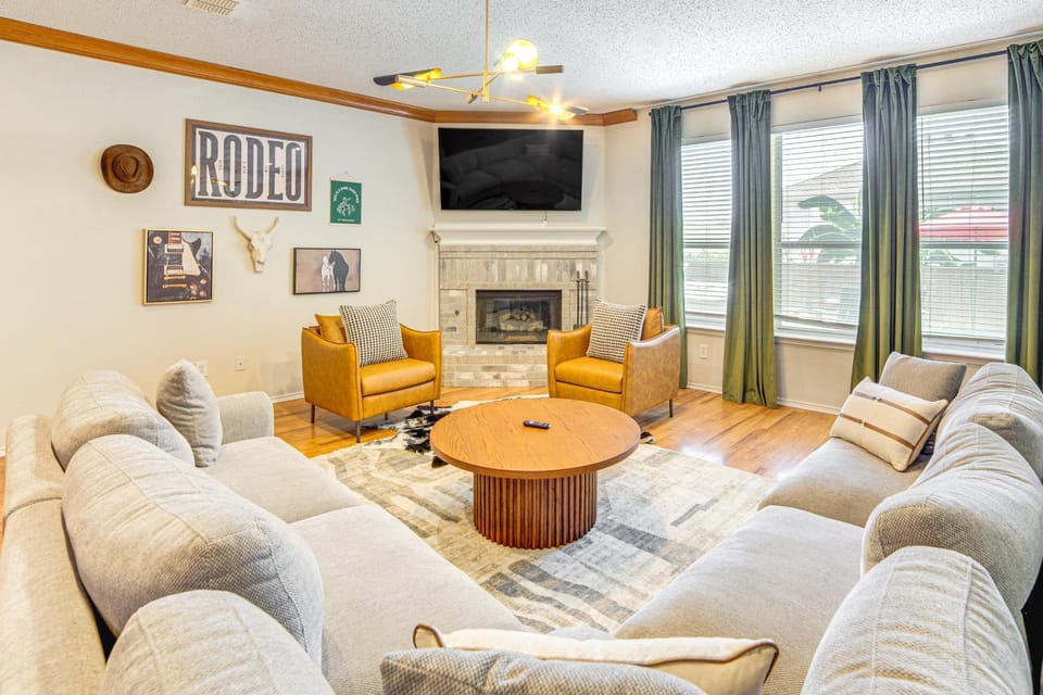 Group-Friendly Grand Prairie Home w/ Perks! House in Arlington
