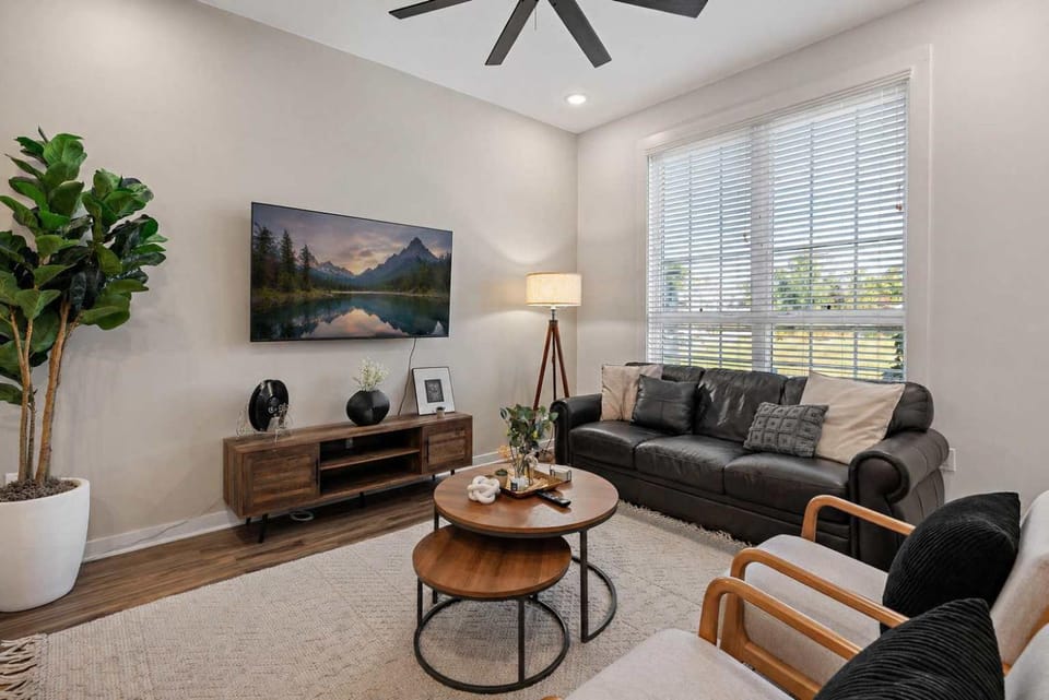 Communal lounge/ TV room, TV and multimedia, Living room, Seating area, Evening entertainment
