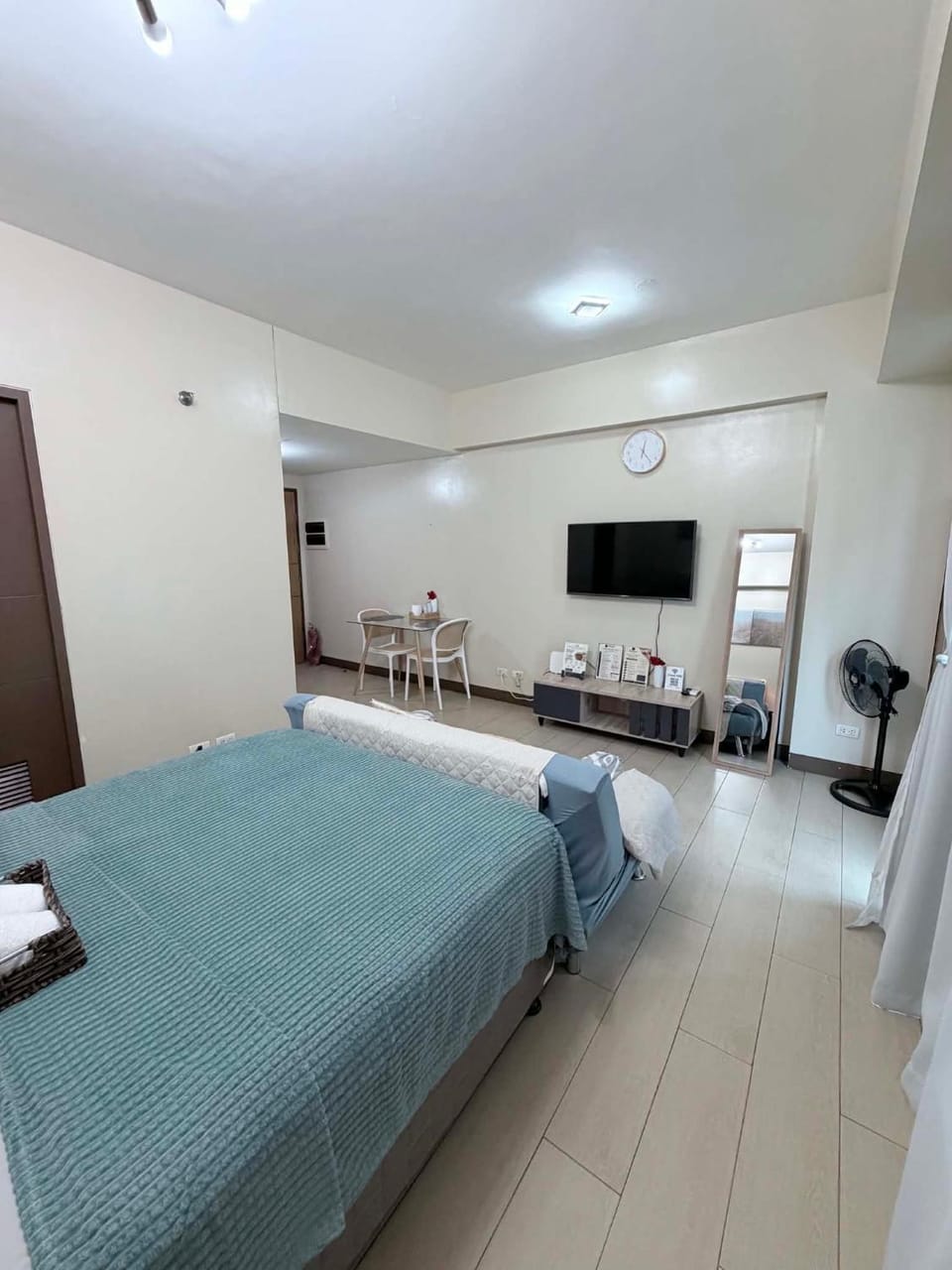 Bed, TV and multimedia, Seating area