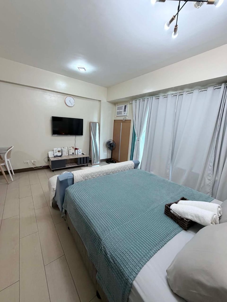 Bed, TV and multimedia, Bedroom