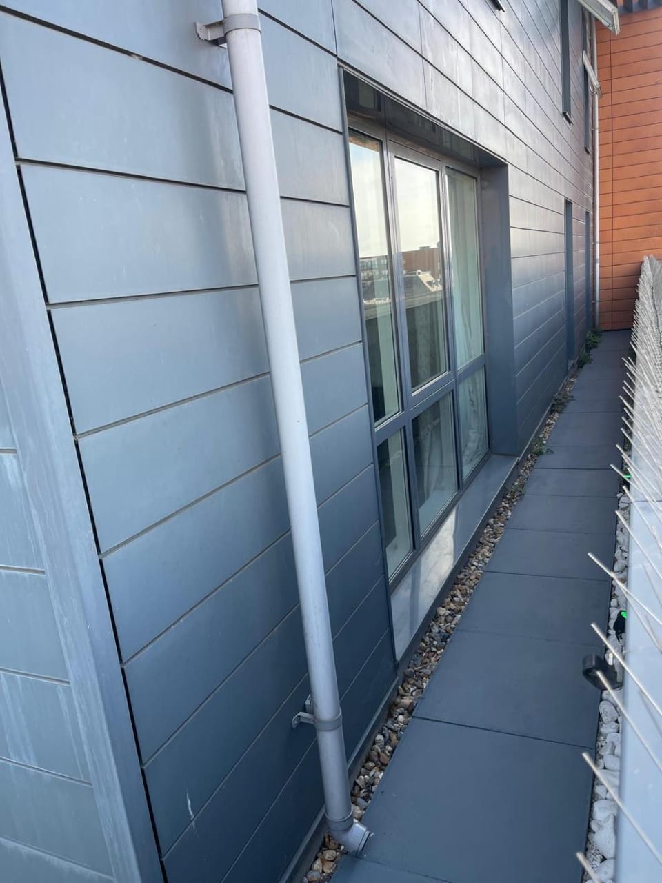 Fast WiFi, Free Netflix 2 Bedroom Penthouse with Large Balcony Apartment in Slough