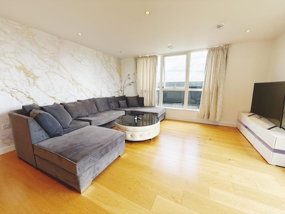 Fast WiFi, Free Netflix 2 Bedroom Penthouse with Large Balcony Apartment in Slough