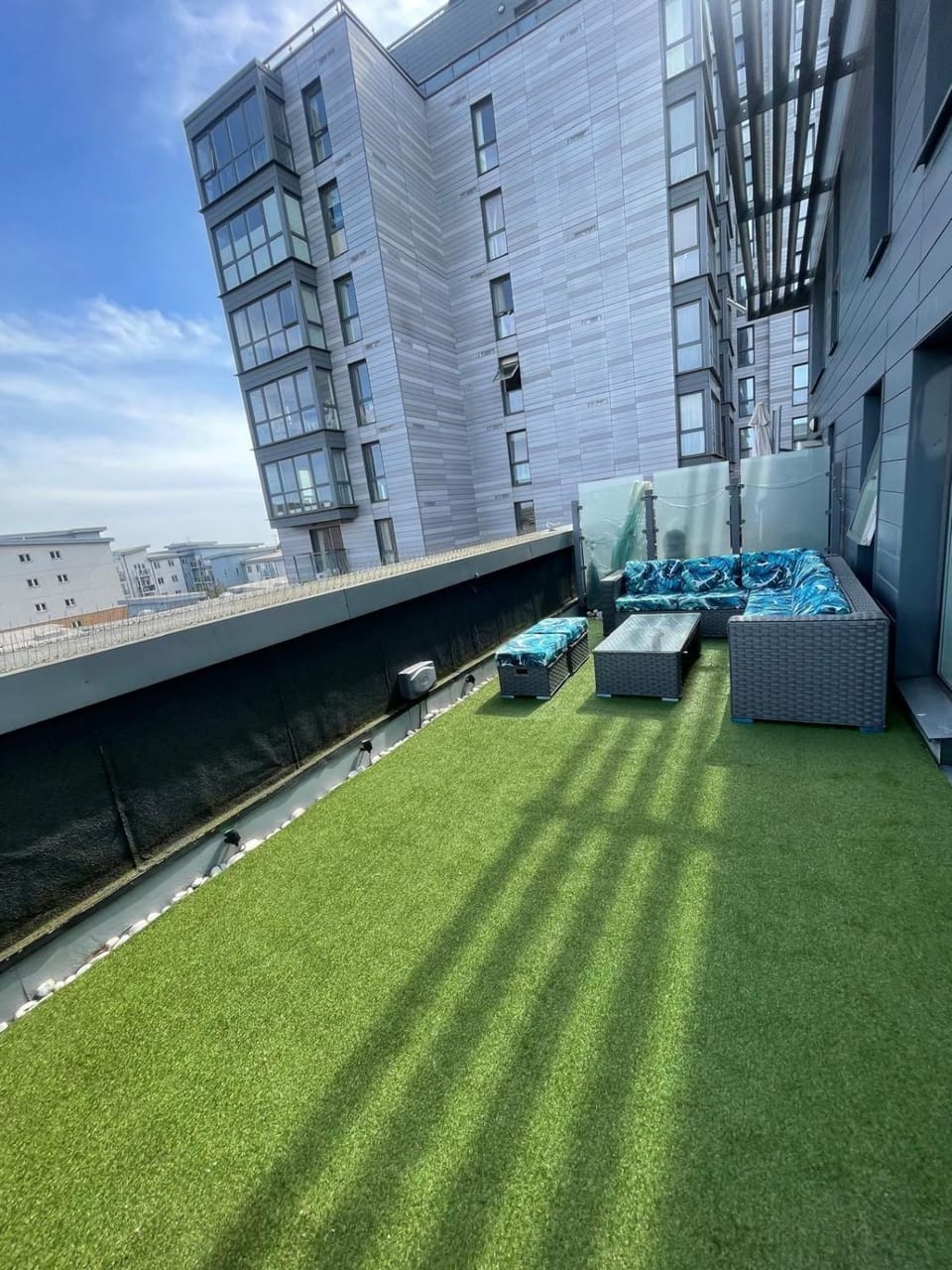 Fast WiFi, Free Netflix 2 Bedroom Penthouse with Large Balcony Apartment in Slough
