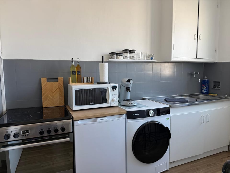 Kitchen or kitchenette, oven, stove, washing machine