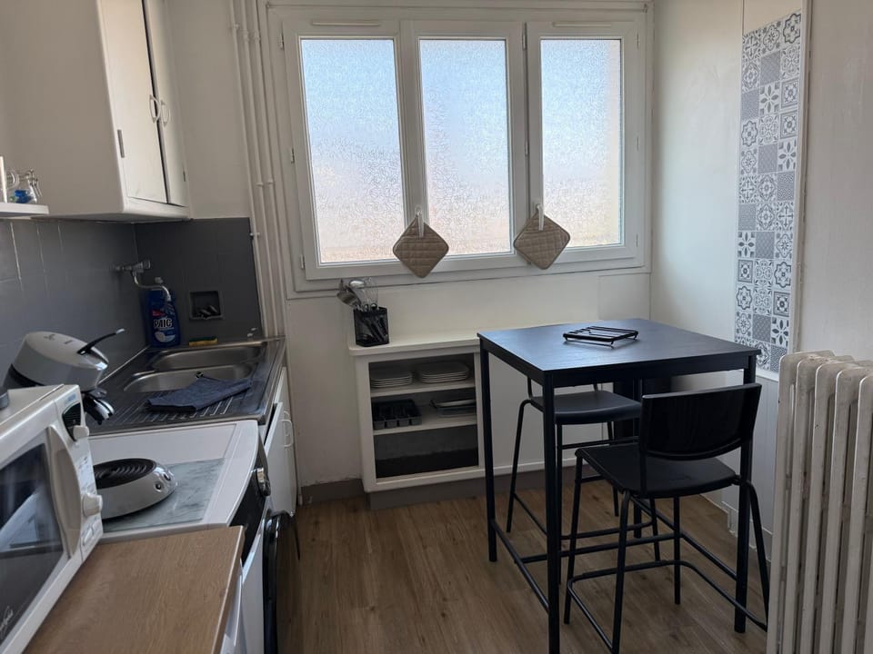 Kitchen or kitchenette, Dining area, oven, stove