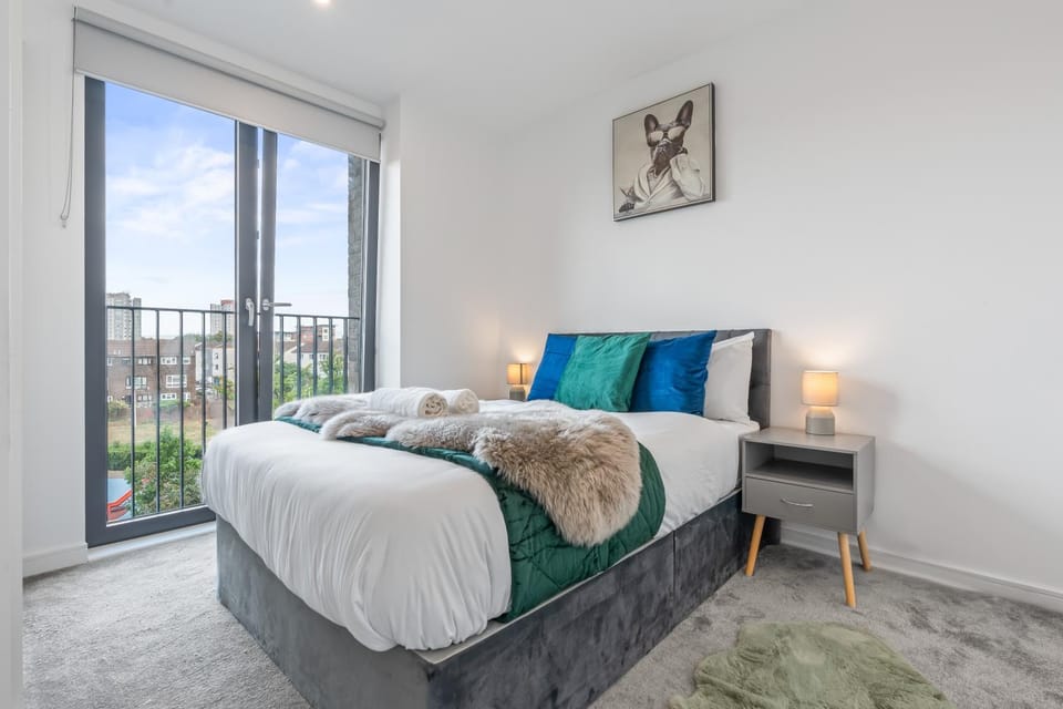 Luxury 3 bedroom with 2 bath at Plaistow opposite of station Apartment in London