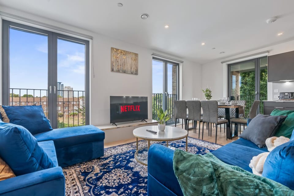 Luxury 3 bedroom with 2 bath at Plaistow opposite of station Apartment in London