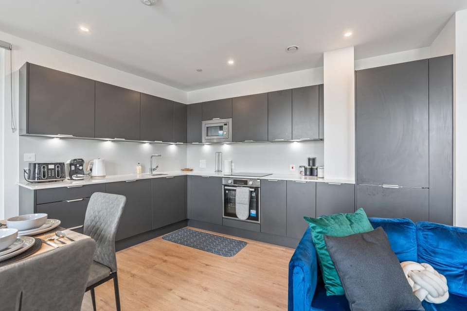 Luxury 3 bedroom with 2 bath at Plaistow opposite of station Apartment in London