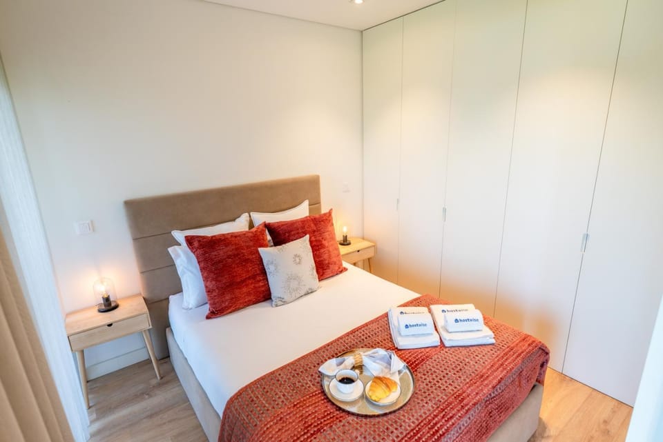 Bed, Bedroom, towels