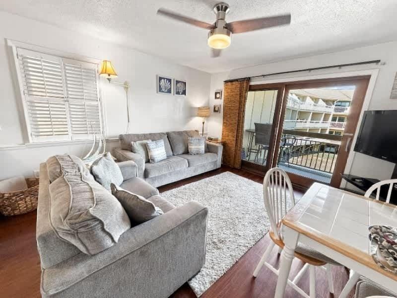 Breakers 221 - Walk to Beach, Shops and Dining House in Coligny Beach
