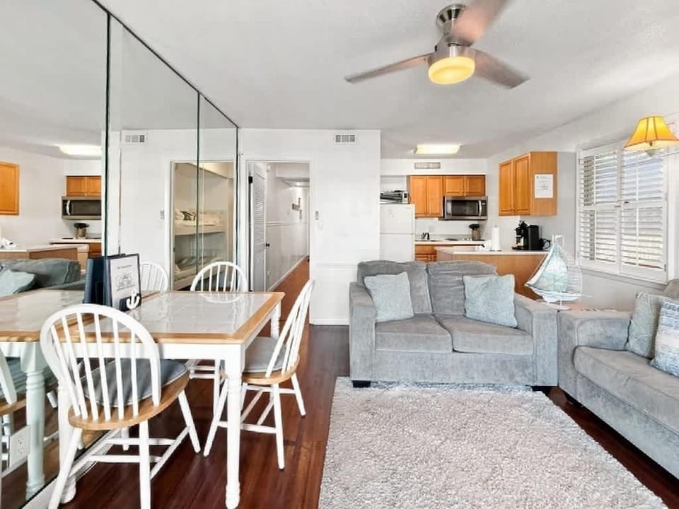 Breakers 221 - Walk to Beach, Shops and Dining House in Coligny Beach
