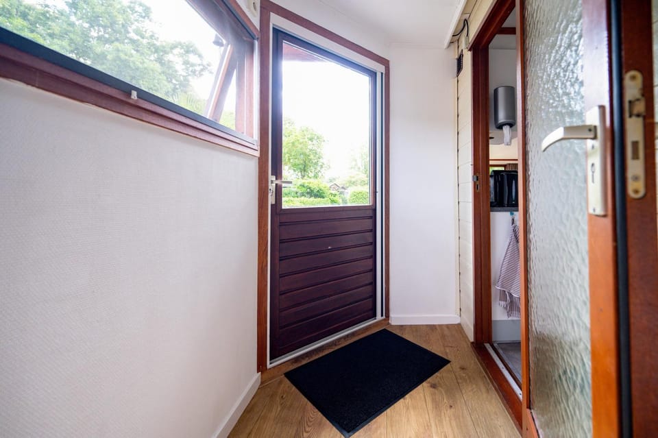 Chalet Putveen, gelegen op de Veluwe met grote tuin en veel privacy Chalet in Putten