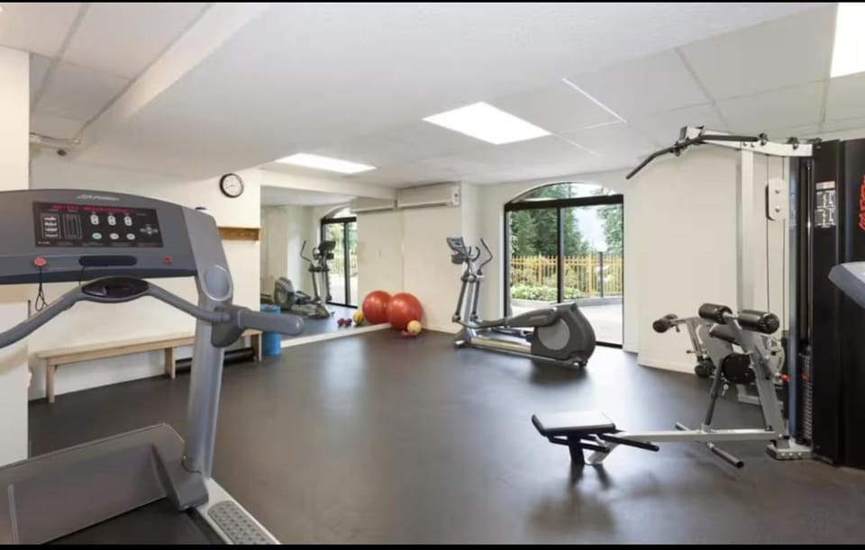 Quiet & Cozy Ski-In Out, Hot tub, pool Apartment in Whistler