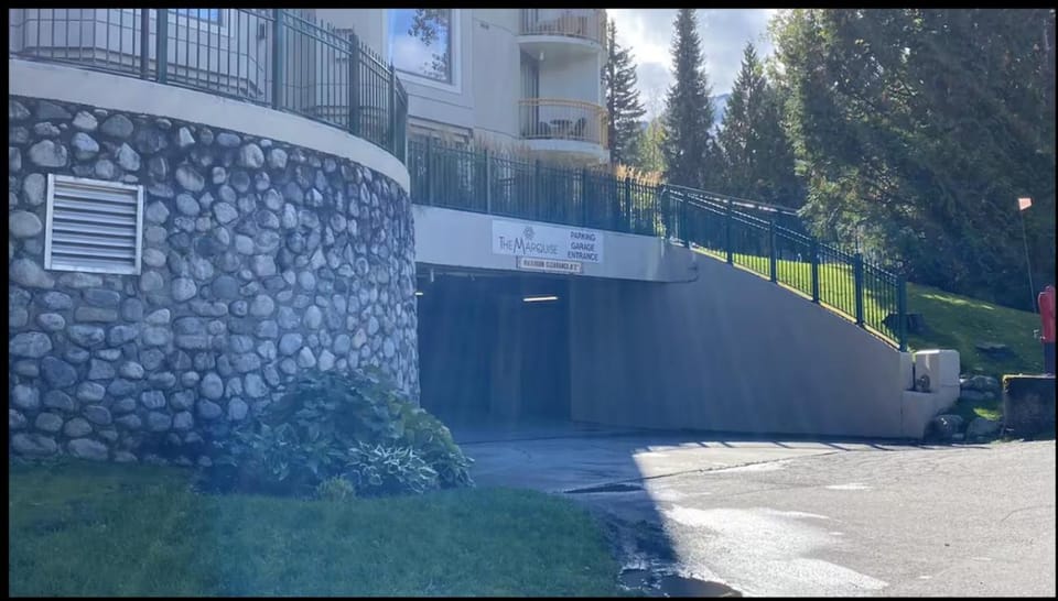 Quiet & Cozy Ski-In Out, Hot tub, pool Apartment in Whistler
