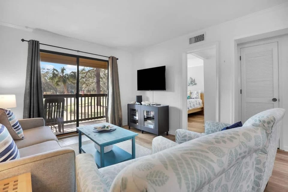 Tennis Villa D2 2BR Walk to Beach & Pool House in Hilton Head Island